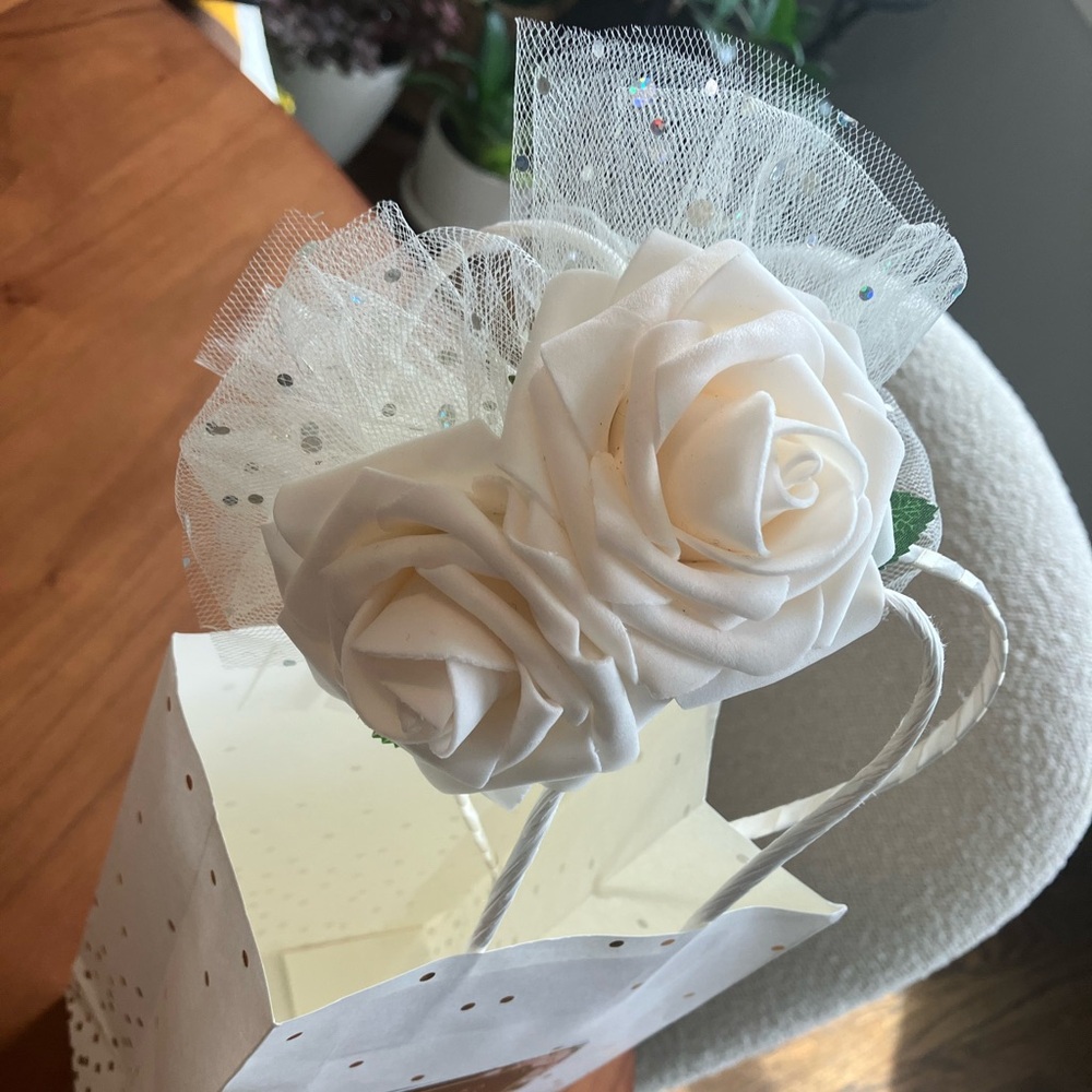 White Floral Rose Laura Hubka Fascinator hat - brand new - never worn.